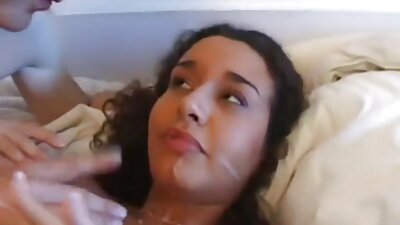 גברים בוגרים גרמו לקירה הצעירה להשפריץ סרטי סקס מלאים חינם את כל המיטה של ​​וודמן.
