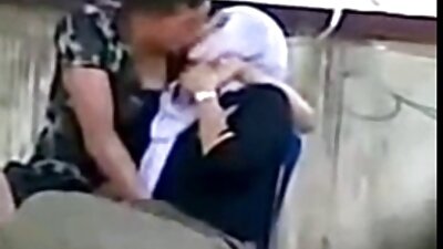וודמן אחרי קוני סרטיםפונוגרפים מזיין חזק ברונטית רוסית בכל הסדקים, והיא בולעת את הזרע של הבמאי.