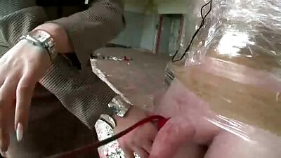שם את אשתו על בטנה ודחף את תחתוניה הצידה, הבחור הכניס את לשונו סרטי סקס מלאים לצפיה ישירה לתוך ישבנה ההדוק.
