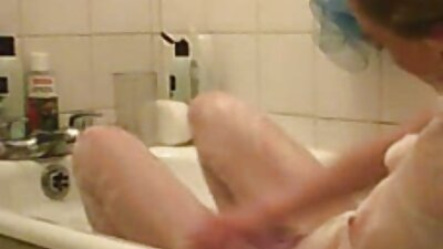 הסטודנטית ניסתה לראשונה יחסי מין עם סרטי פורנו חינם אישה בוגרת, קרע אותה על ספה לבנה ללא קונדום.