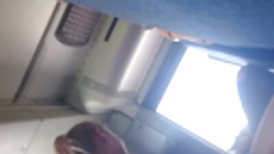 בוגרת בת שמונה עשרה מראה איך היא נהנית בהיעדר סרטי סקס מלא חינם אמה.