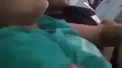 גבר עם סרטי סקס צפיה ישירה דקירה גדולה קרע בחורה מריגה על השולחן.