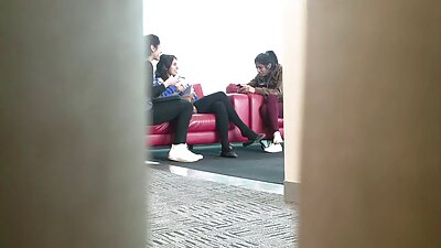זוג צעיר המענג אחד את פארטיפורנו השני בדרכים בעל פה ומסורתיות.